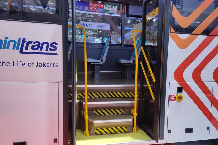 Isuzu ELF NQR B Jadi Armada Minitrans Transjakarta
