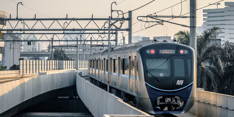 Daftar 15 Golongan Masyarakat yang Gratis Naik Transportasi Umum di Jakarta