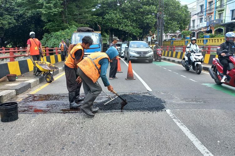 Banyak Pengendara Motor Terjatuh di Jalan Juanda Depok karena Lubang