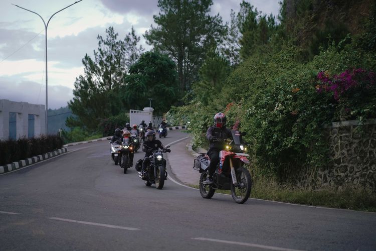 Tantang Jalur Kelok Samosir, Uji Ketahanan Motor di Rute Ekstrem