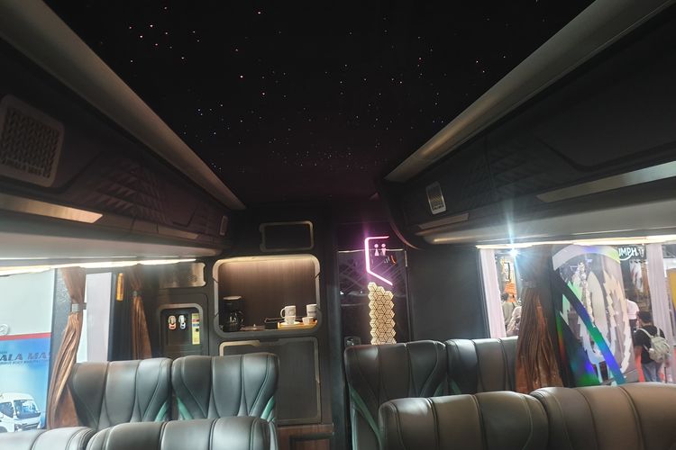 GIIAS 2026: Piala Mas Rilis Bus Rexus 8D Commander Sleeper Depan