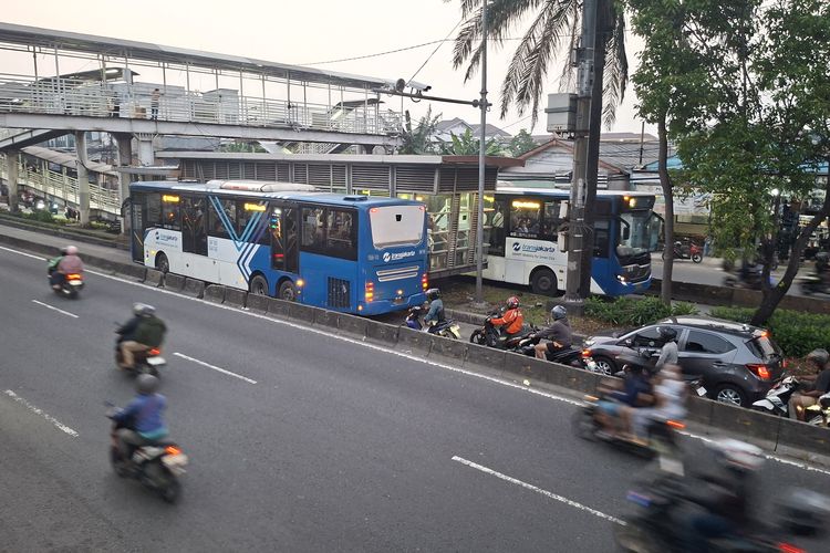 Sejumlah Rute Transjakarta Tidak Beroperasi Imbas Penutupan Jalan