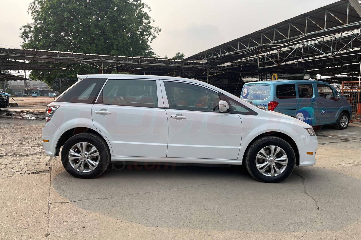 BYD, BYD e6, Perbandingan BYD e6 dan M6: Fungsional vs Mewah