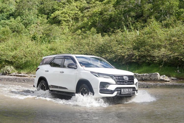 Lintas Generasi Toyota Fortuner Uji Ketangguhan di Ranah Minang