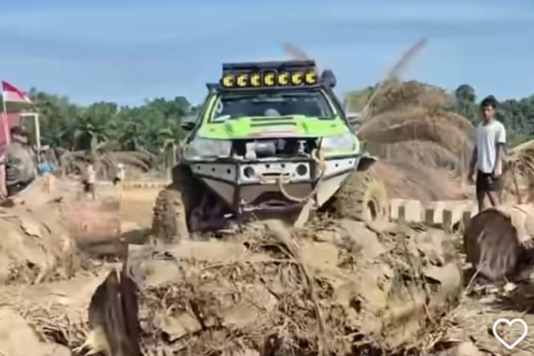 Kendaraan Offroad Jadi Andalan Tembus Medan Bencana di Aceh