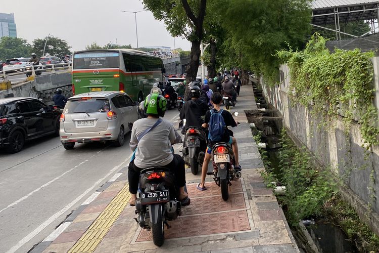 Viral Pemotor Mengaku TNI Saat Naik Trotoar, Ingat Lagi Aturannya