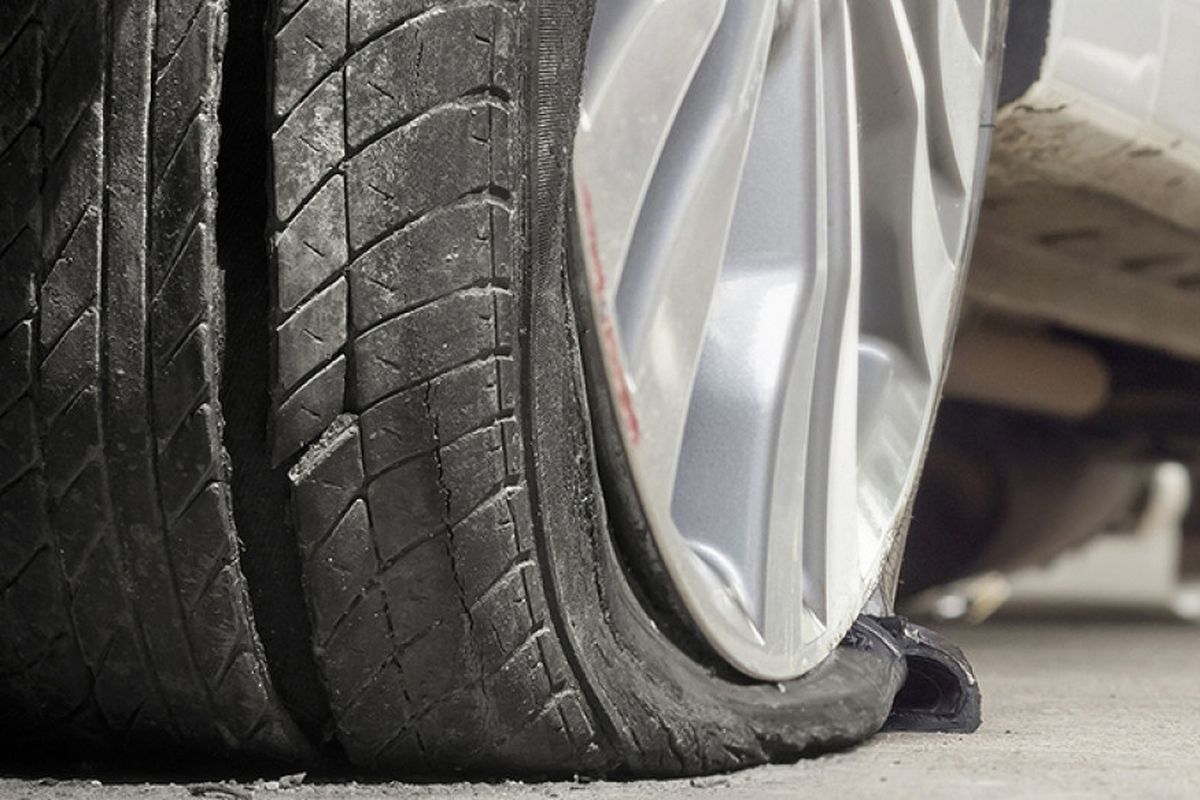 Video Toyota Avanza Alami Pecah Ban, Sikap Tenang Sopir Jadi Sorotan