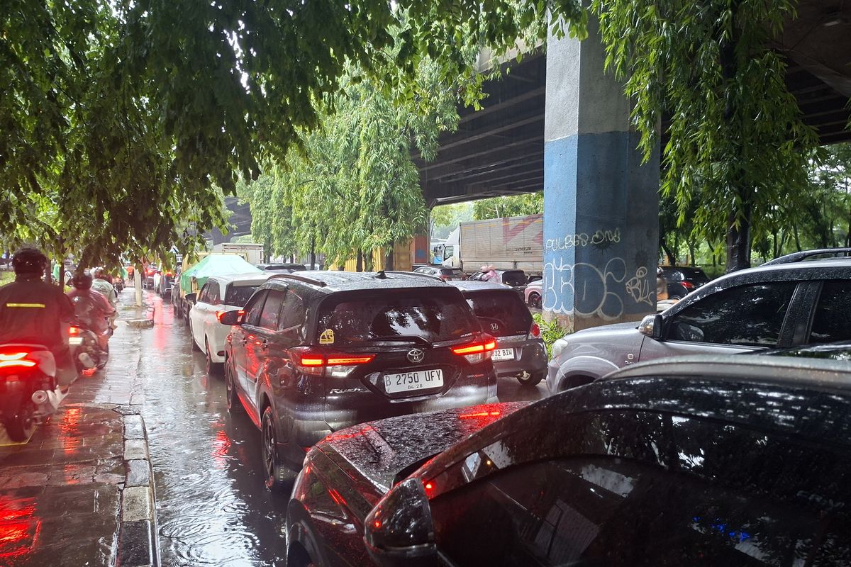 Alasan Kenapa Jalanan Kerap Macet Saat Hujan di Pagi Hari