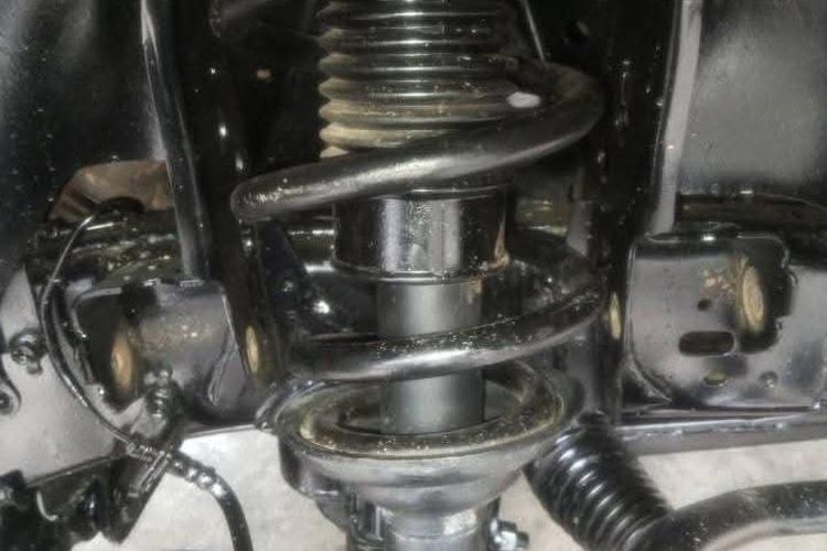 Solusi Bantingan Suspensi Mobil Keras saat Muatan Kosong