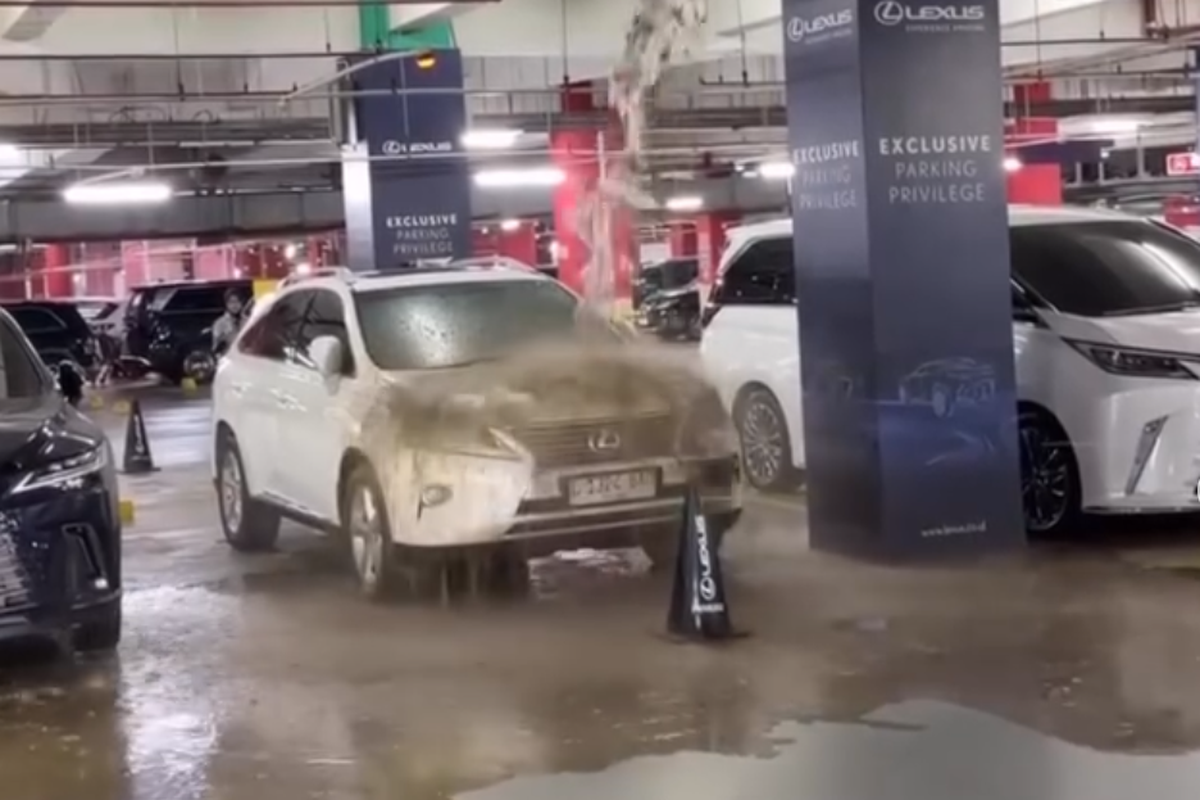 Lexus Buka Suara soal Insiden Air Kotor Guyur Mobil di PIK Avenue