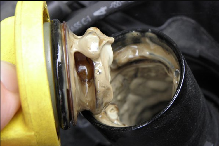 Penanganan Tepat Setelah Mobil Terjang Banjir, Cegah Turun Mesin