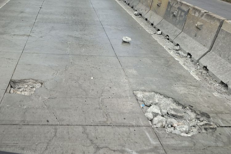 Hati-hati Lubang di Flyover Pesing, Banyak Mobil Pecah Ban