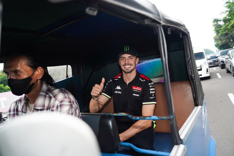Ketika Pebalap VR46 Racing Team Naik Bajaj dan MRT di Jakarta