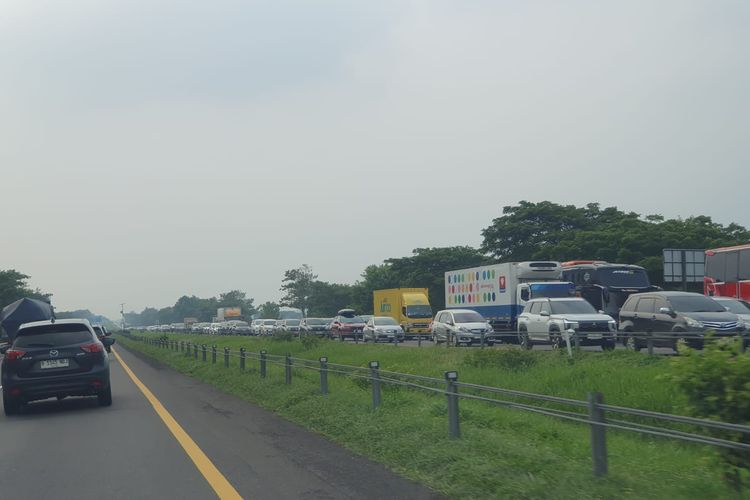 Laporan Lalu Lintas Nataru 2025: Tol Cipali Macet dari KM 120