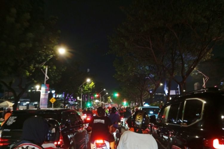 Terjebak Macet saat Waktu Buka, Bolehkah Makan Sambil Mengemudi?