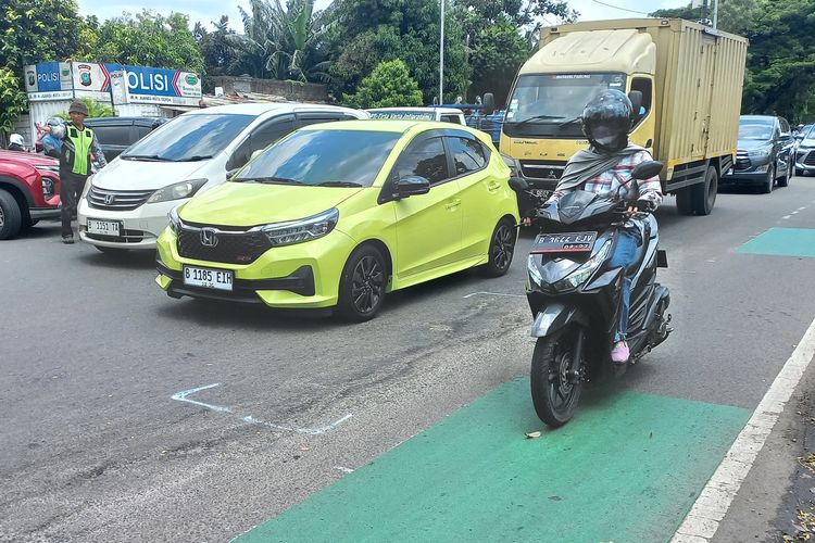 Tips Melibas Lubang di Jalan Raya buat Hindari Kecelakaan