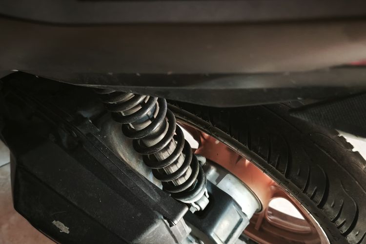 Motor Sering Lewat Jalan Jelek Bikin Kaki-kaki Cepat Rusak?