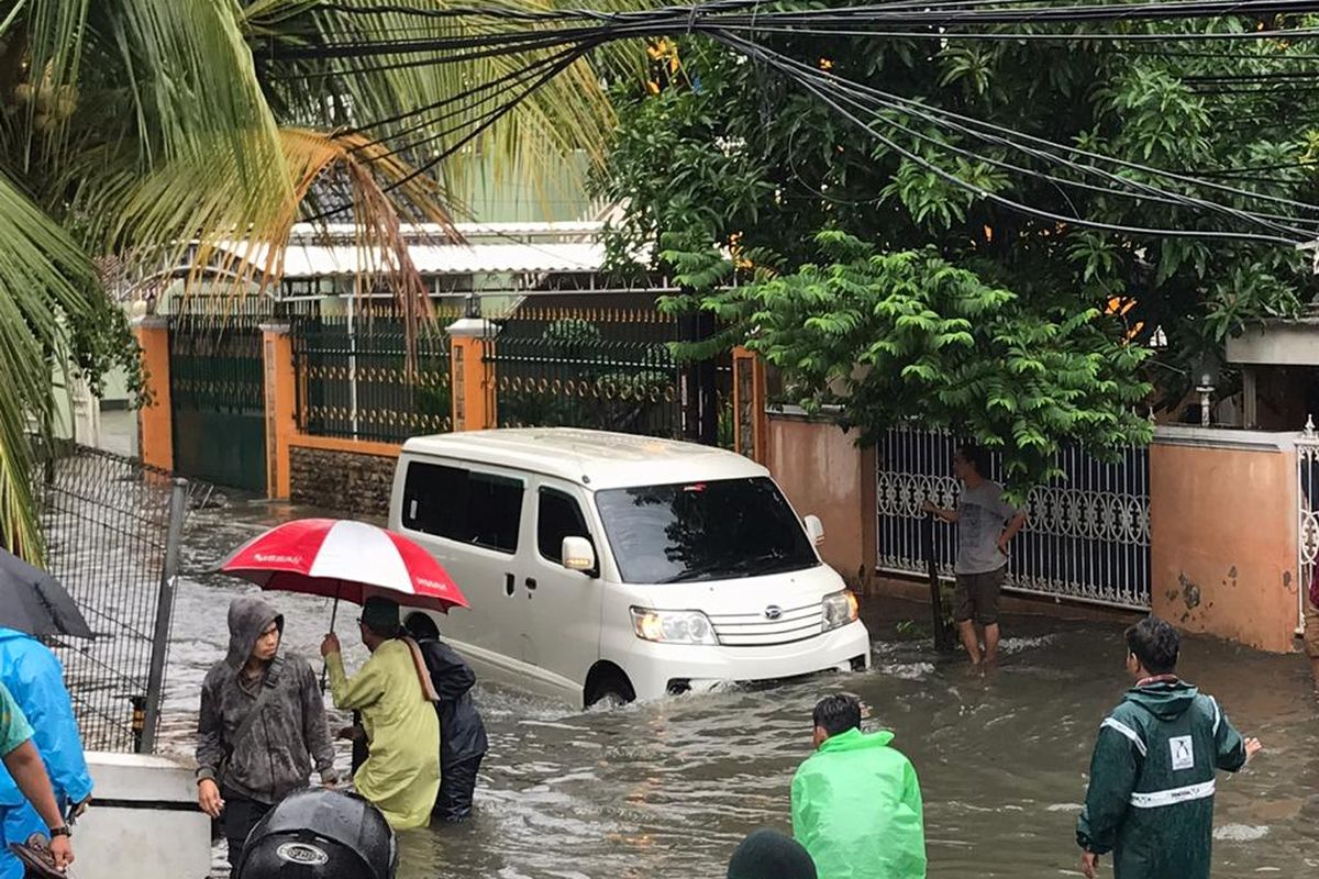 Melintas di Genangan Air Tak Boleh Asal Tancap Gas, Ini Aturannya