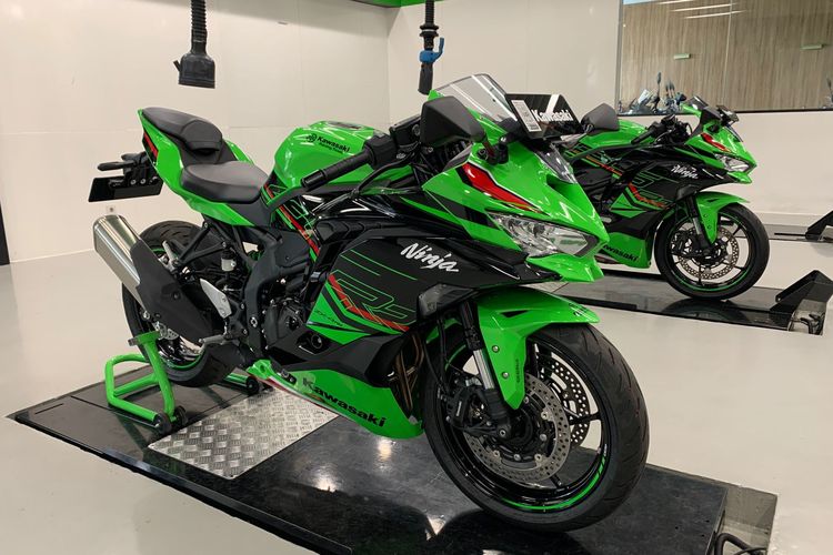 Motor Supersport QJMotor SRK 421 RR, Pesaing Berat Kawasaki ZX-4RR