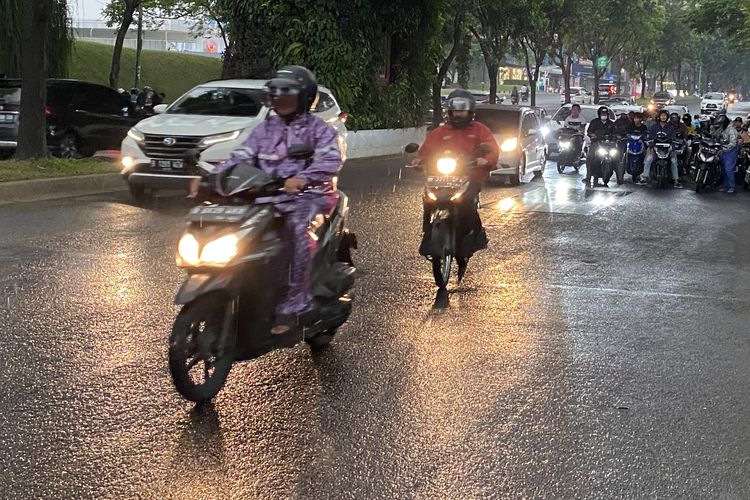 Hujan Gerimis Ternyata Lebih Berisiko Bagi Pengendara Motor