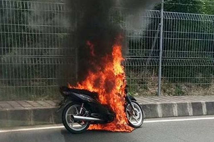Viral, Video Sepeda Motor Terbakar di SPBU Cibubur