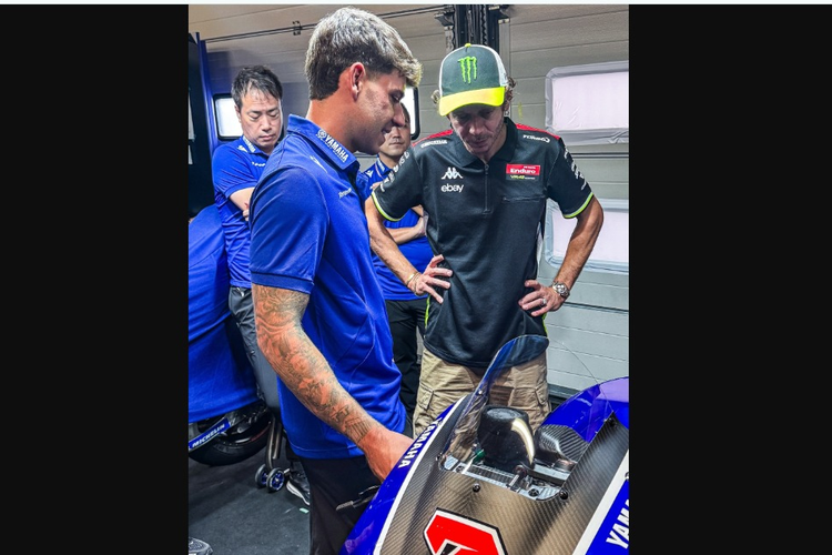 Momen Rossi Duduk di Yamaha M1 V4 Dengan Senyum Penuh Makna