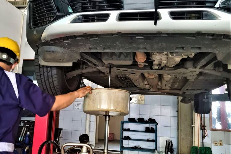 Mobil Matik Sering Kena Macet? Ini Waktu Ideal Ganti Oli Transmisi