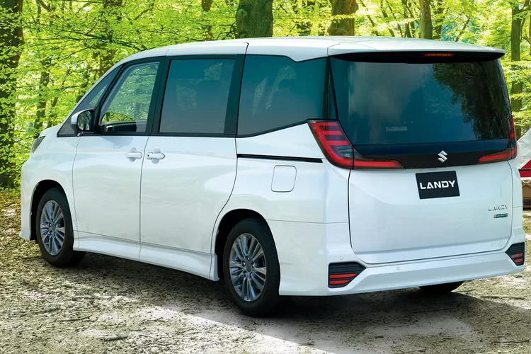 Suzuki Luncurkan Saudara Kembar Toyota Voxy, Pakai Mesin Hybrid