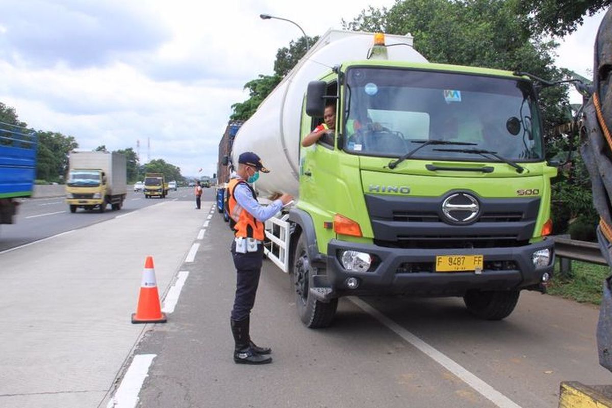 Truk Pembawa Barang Berbahaya Perlu Penanganan Khusus Saat Kecelakaan