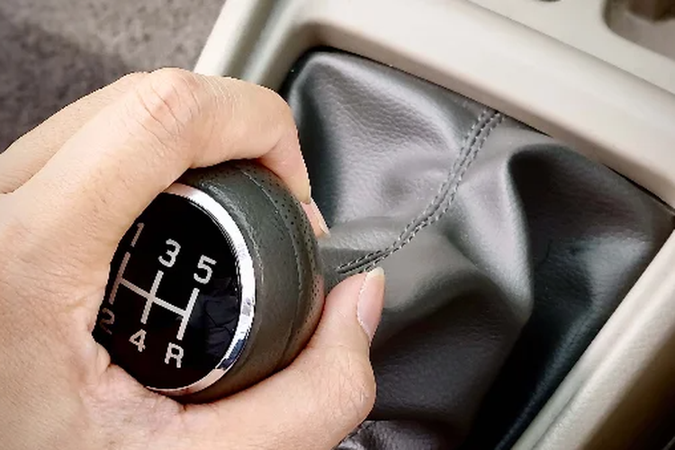 Kebiasaan Buruk Pengemudi Mobil Manual Saat Turunan yang Harus Dihindari