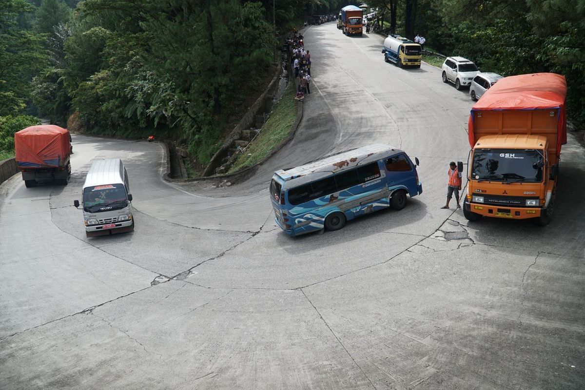 Pentingnya Menggunakan Gigi Rendah Saat Berbelok pada Mobil Manual