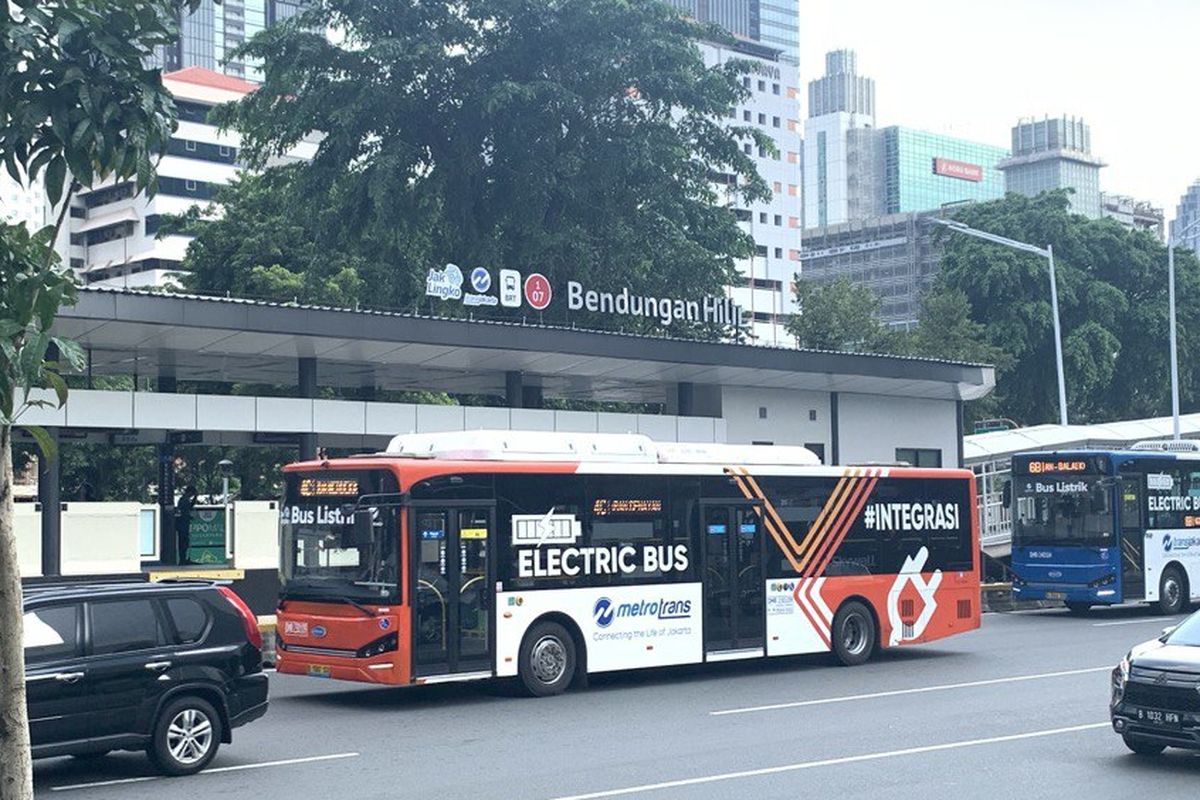 Perempuan Dikenakan Tarif Rp 1 Naik Transjakarta Hari Ini