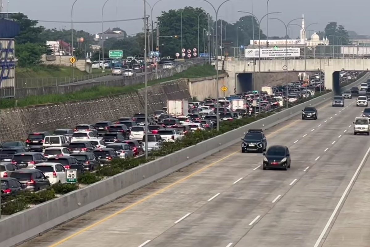 Macet Panjang Tol Cijago Arah Desari: Ada Perbaikan Jalan