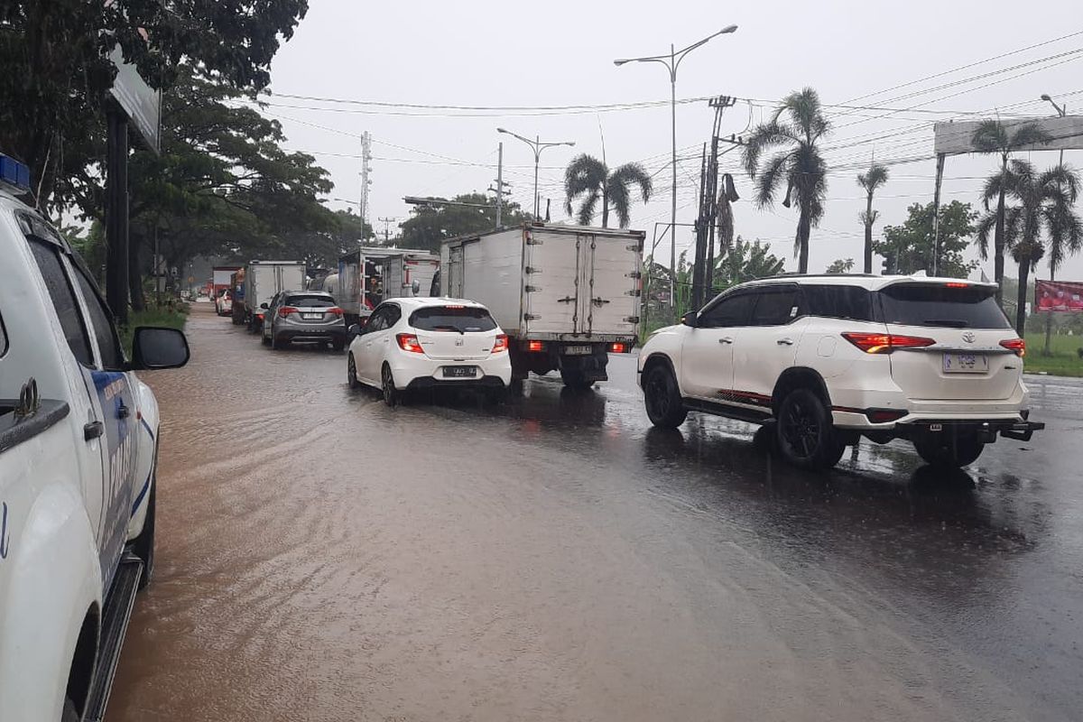 Etika Berkendara Saat Banjir: Jangan Ciptakan Ombak untuk Pengendara Lain