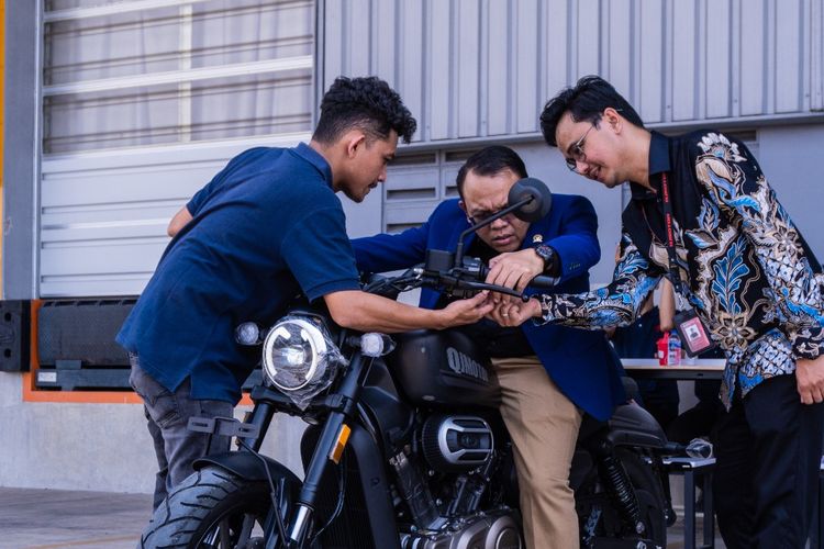 Komisi VII DPR RI Sambangi Pabrik QJMotor di Cikarang