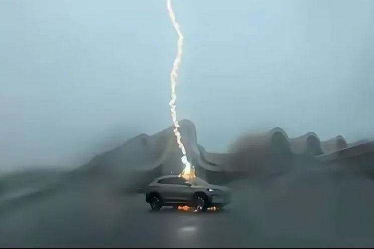 Mobil Berpotensi Tersambar Petir, Ini Cara Aman Mengantisipasinya