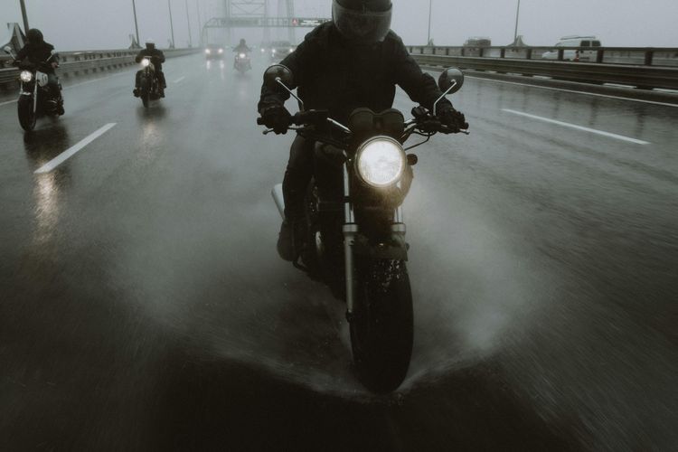 Cara Aman Berkendara di Jalan Licin Tanpa Panik