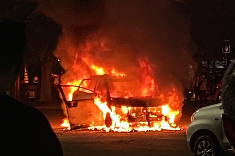 Barang yang Mudah Terbakar jika Ditinggal di Kabin Mobil