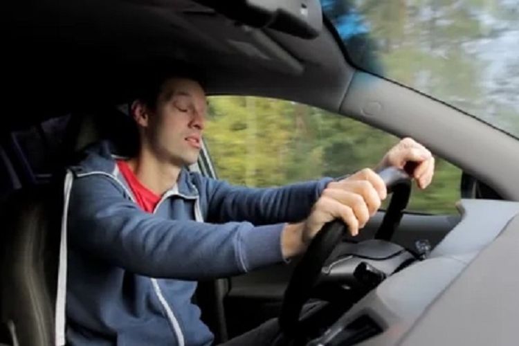 Ganggu Konsentrasi Berkendara, Kenapa Kalau Kenyang Bikin Ngantuk?