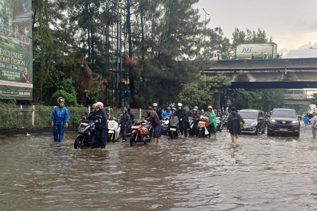 Waspada Lubang Tertutup Air, Ini Tips Aman Berkendara Saat Hujan