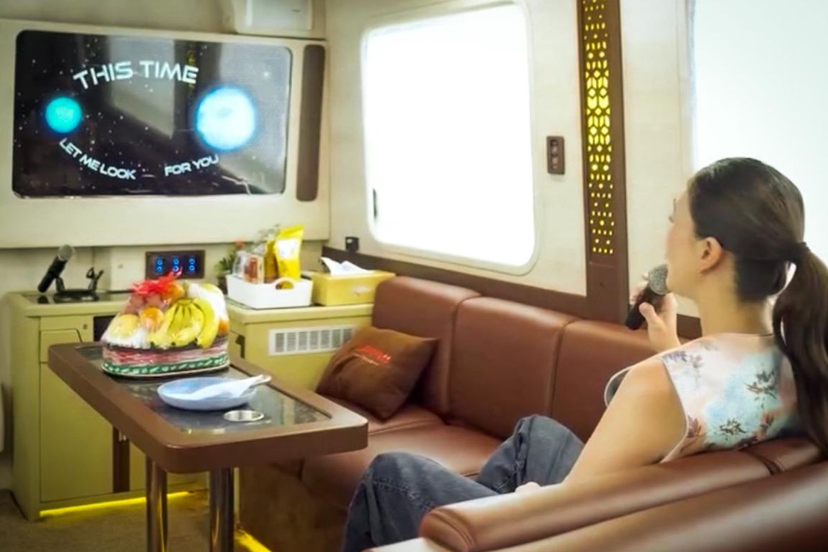 Luna Maya Kepincut Naik Bus Mewah Omah Sultan