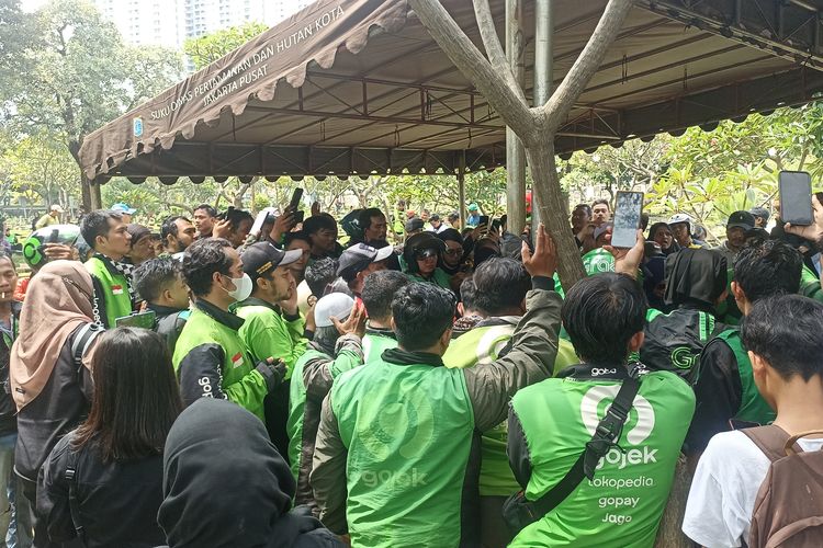 Konvoi Ribuan Ojol Iringi Pemakaman Affan Kurniawan
