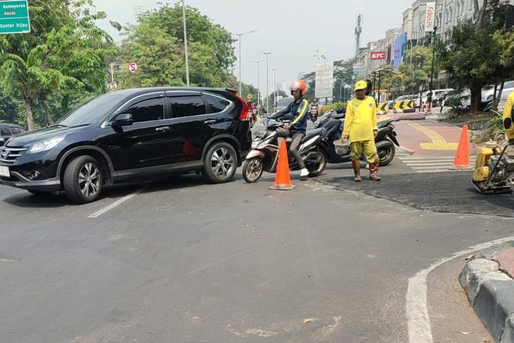 Kebiasaan Sepele yang Kerap Bikin Pengendara Motor Terperosok Lubang