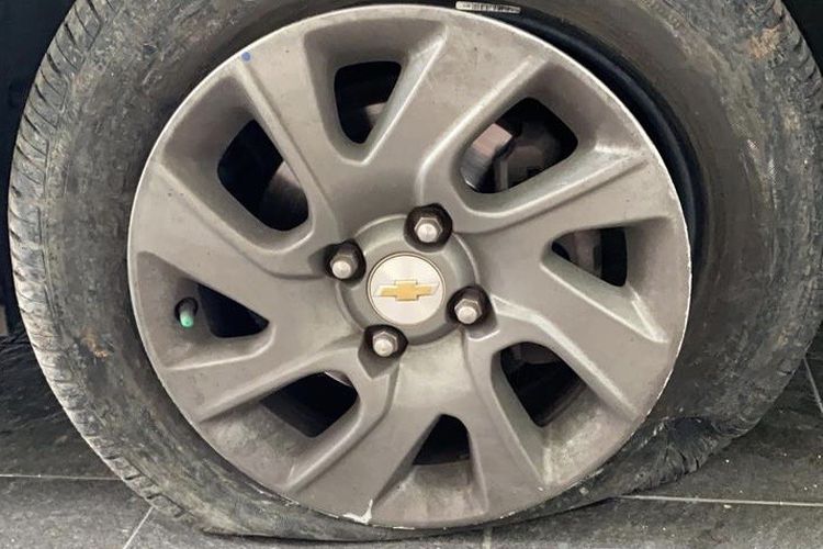 Ban Bocor di Tengah Perjalanan Jauh, Ini Tips Aman Mengatasinya