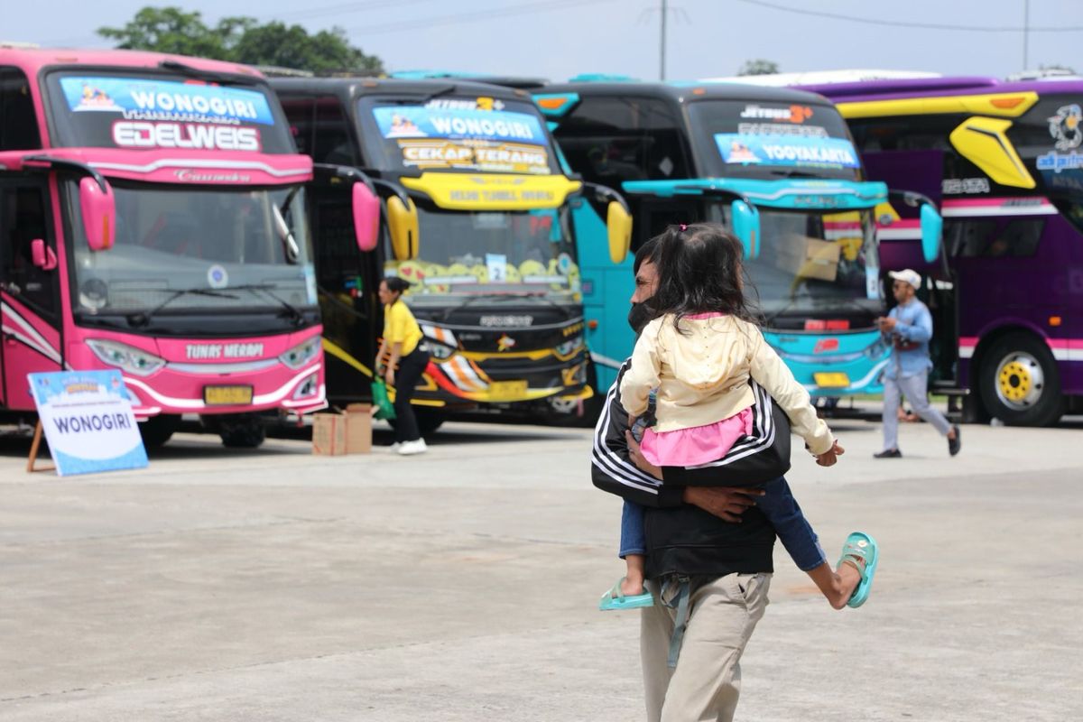 Video Ibu dan Anak Mudik Jalan Kaki di Bahu Jalan Tol, Ini Kronologinya