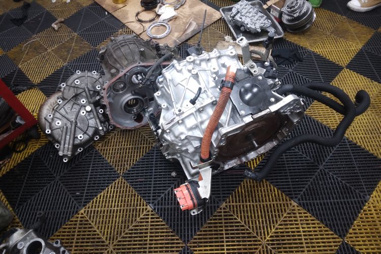 Mobil Transmisi Manual vs Matik: Siapa yang Lebih Tahan Banjir?