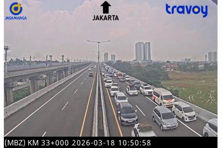 Volume Kendaraan di Ruas MBZ Arah Cikampek Terpantau Padat