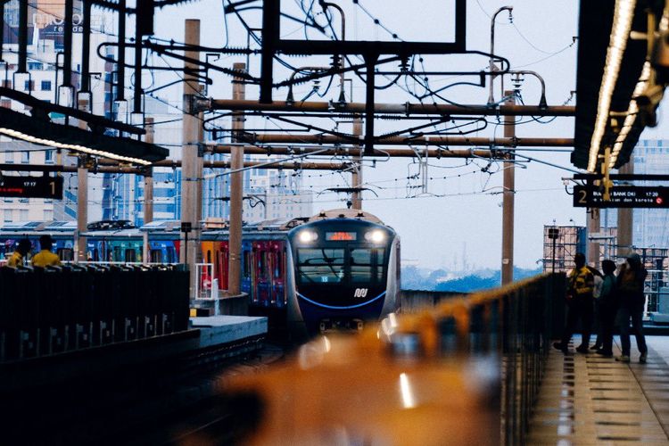 Karyawan Swasta Jakarta Bisa Naik Transportasi Umum Gratis, Cek Syaratnya