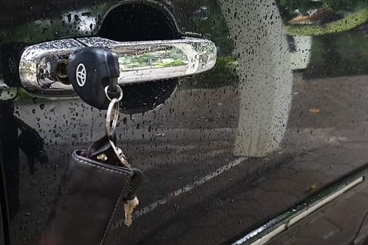 Jangan Asal Buka Pintu Mobil, Pengendara Motor Jadi Korban