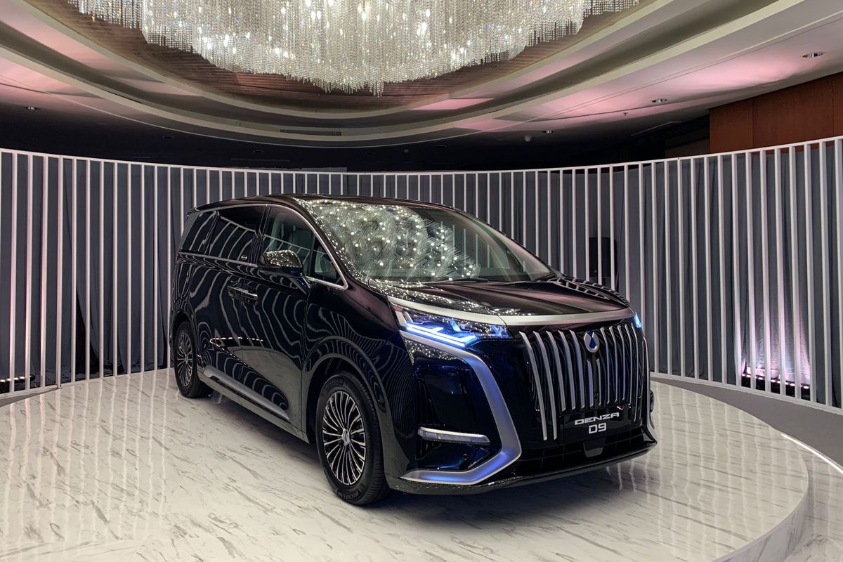 Persaingan Penjualan Toyota Alphard vs Denza D9, Siapa Paling Laris?